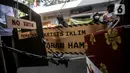 Sejumlah anak muda menggelar aksi damai di luar Kantor Komnas HAM, Jakarta, Kamis (14/7/2022). Mereka meminta hak asasi akibat krisis iklim dengan mengadukan kepada Komnas HAM terkait pembiaran krisis Iklim karena sudah sangat berpengaruh pada kehidupan, ekonomi, dan kesehatan perorangan maupun kelompok akibat kenaikan suhu bumi serta cuaca ekstrem. (Liputan6.com/Faizal Fanani)