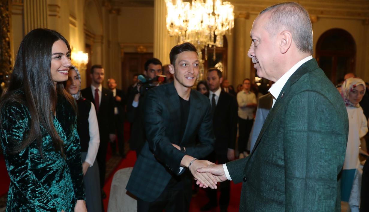 Foto Ekspresi Gelandang Arsenal Saat Buka Puasa Bersama Presiden Turki Bola Liputan6 Com