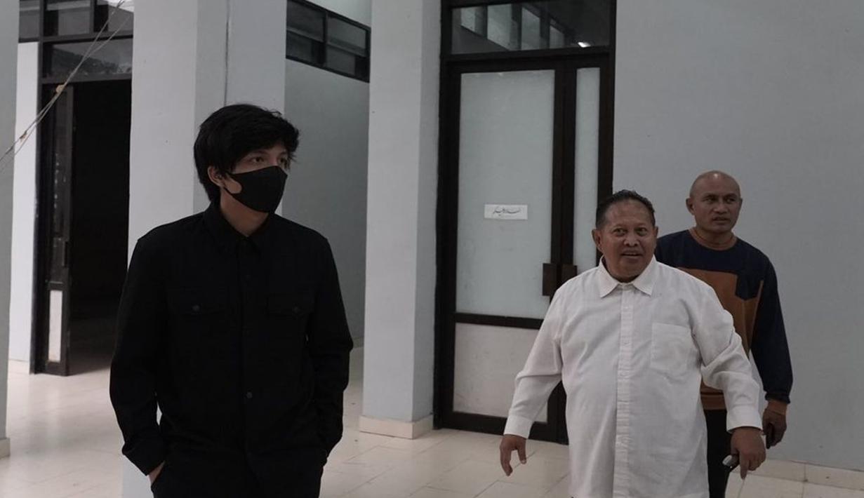 Unggahan Atta Halilintar yang tengah berada di pesantren miliknya ini tentu tak lepas dari sorotan netizen. Tak sedikit pula netizen yang mengaku bangga dengan pencapaian Atta di usia yang masih muda. (Liputan6.com/IG/@attahalilintar)