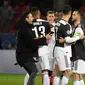 Seorang penyusup (kedua kiri) mencoba mendekati Cristiano Ronaldo usai laga Liga Champions antara Juventus melawan Bayer Leverkusen di Bay Arena, Leverkusen, Jerman, Rabu (11/12/2019). (INA FASSBENDER/AFP)