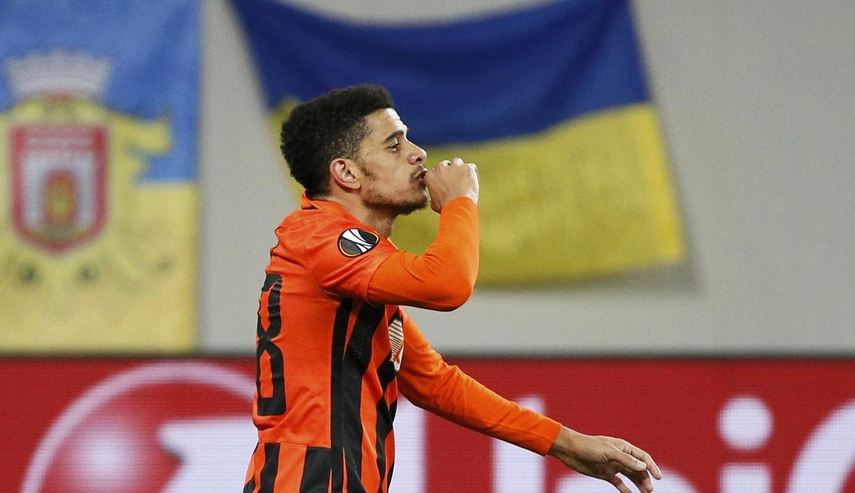 Pemain Shakhtar Donetsk, Taison mencetak satu gol saat timnya menang 3-1 atas Anderlecht pada leg pertama 16 besar Liga Europa di Arena Lviv, Lviv, Ukraine, Jumat (11/3/2016) dini hari WIB. (REUTERS/Gleb Garanich)