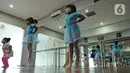 Sejumlah murid mengikuti gerakan balet di sanggar on point Ballet School, Jakarta, Jumat (11/06/2021). Sanggar balet tersebut sudah buka kembali normal, dengan kapasita 50 persen, untuk murid yang kurang sehat dan masih belom berani tatap muka, di bukakan online.(Liputan6.com/Herman Zakharia)