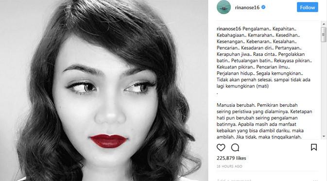 Di unggahannya itu, Rina pun menuliskan caption yang cukup panjang. Pada intinya, ia memberi pengumuman lantaran tidak berhijab lagi. Selain itu, ia menerima jika banyak pihak yang  kecewa atas keputusannya ini. (Instagram/rinanose16)
