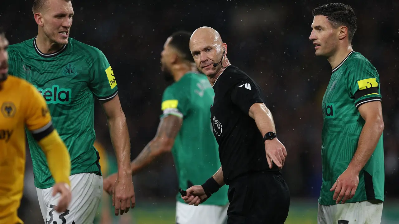 Foto: Daftar Tiga Wasit Premier League yang Terdepak ke Championship setelah Keputusannya Terbukti Menzolimi Wolverhampton Wanderers