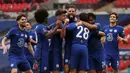 Pemain Chelsea Olivier Giroud (tengah) merayakan golnya ke gawang Manchester United pada semifinal Piala FA di Wembley Stadium, London, Inggris, Minggu (19/7/2020). Chelsea sukses mengamankan tiket final Piala FA usai mengalahkan Manchester United 3-1. (AP Photo/Alastair Grant, Pool)