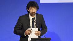 Damiano Tommasi baru saja mencatat capaian baru dalam kariernya. Bukan di dunia sepak bola, tetapi politik. Mantan pemain AS Roma itu baru saja memenangkan pemilihan walikota Verona, Italia. (AFP/Andreas Solaro)