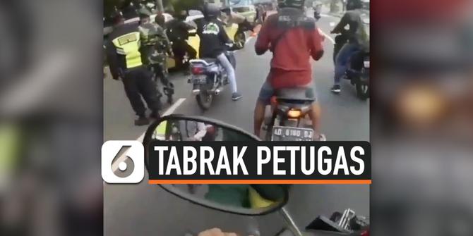 VIDEO: Detik-Detik Mobil Mewah Tabrak Petugas Polisi Hingga Terjatuh