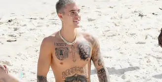 Justin Bieber memang kini sering banget terlihat shirtless di berbagai kesempatan. (Leo Marlina/Splash News)