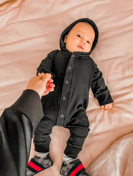 Tak hanya punya wajah yang menggemaskan, Ukkasya juga tumbuh menjadi anak yang sehat dan aktif. (Foto: instagram.com/zaskiasungkar15)