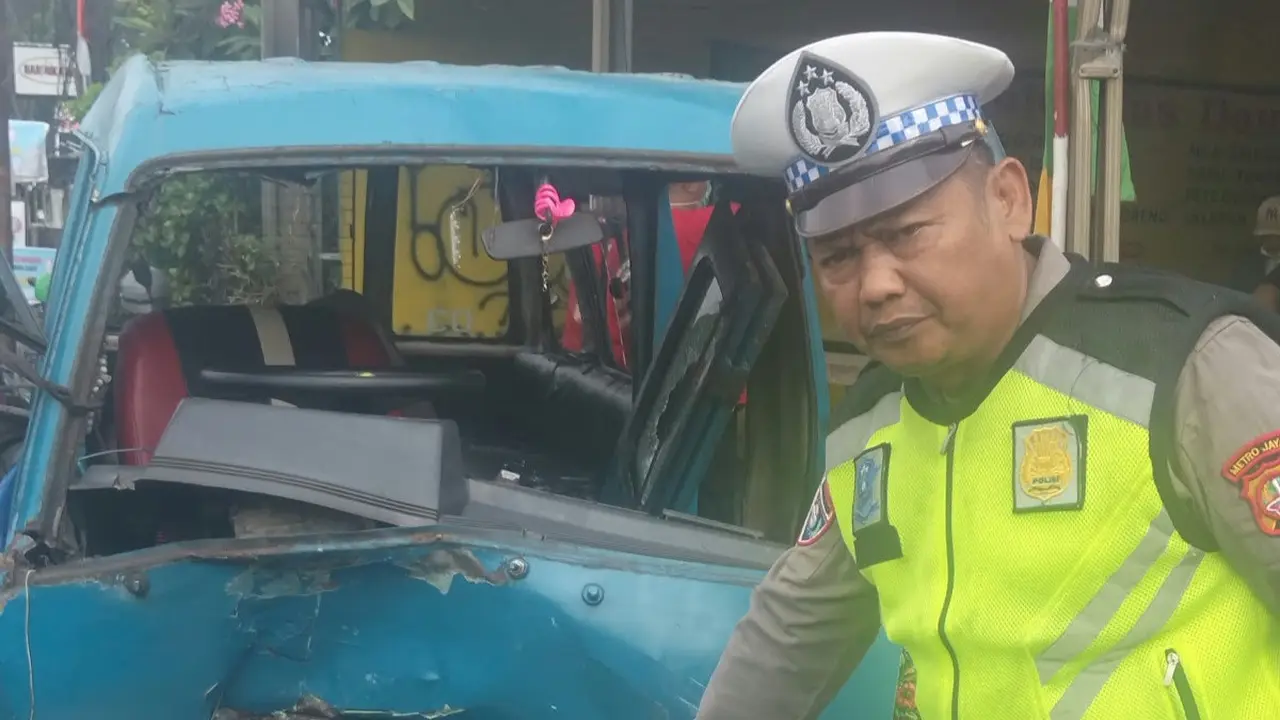Angkot di Depok terllibat adu banteng