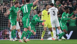 Troy Parrott merayakan golnya pada laga Irlandia melawan Portugal di Kualifikasi Piala Dunia 2026 zona Eropa - AP Photo/Peter Morrison