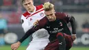 Pemain Olympiakos Piraeus, Leonardo Koutris berusaha merebut bola dari pemain AC Milan, Samuel Castillejo pada laga keenam Grup F Liga Europa di Stadion Georgios Karaiskakis, Kamis (13/12). AC Milan takluk 1-3 dari Olympiacos. (AP/Petros Giannakouris)