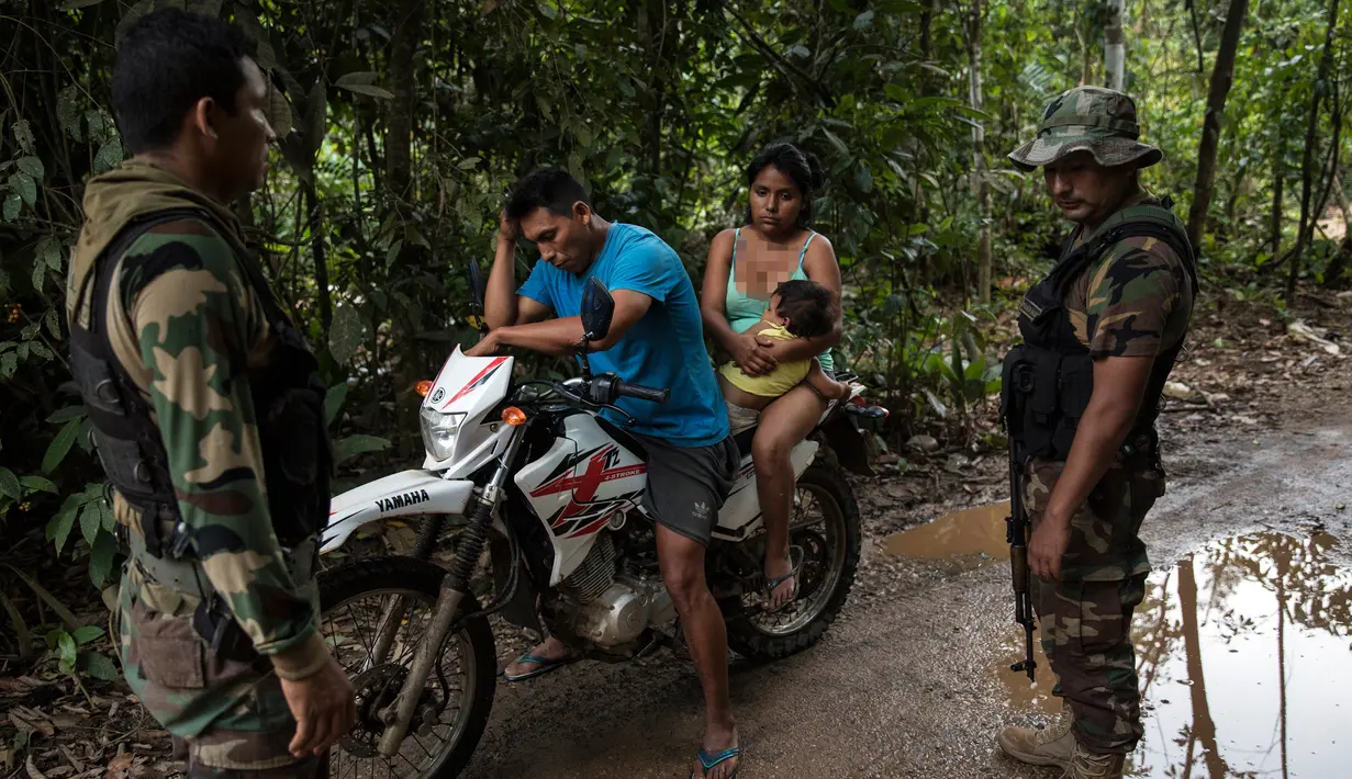 Polisi menginterogasi penambang ilegal saat melaksanakan Operation Mercury di dekat pangkalan polisi Mega 12, Provinsi Tambopata, Peru, 3 April 2019. Keberadaan tambang ilegal di hutan Amazon ini sangat merusak kelestarian lingkungan. (AP Photo/Rodrigo Abd)