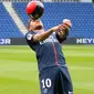 Aksi pemain Brasil, Neymar Jr saat mengontrol bola dengan kepalanya usai resmi berseragam klub Paris Saint-Germain (PSG) di acara konpers di sebuah stadion sepak bola di Paris, Prancis (4/8). (AP Photo/Michel Euler)