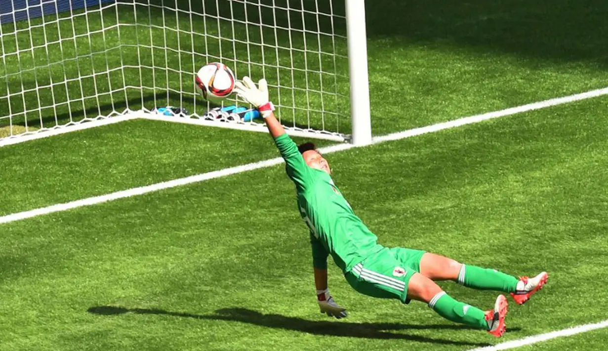 Kiper Jepang, Ayumi Kaihori, gagal menghalau bola yang meluncur ke gawangnya dan berbuah gol bagi AS. (AFP PHOTO/NICHOLAS KAMM)