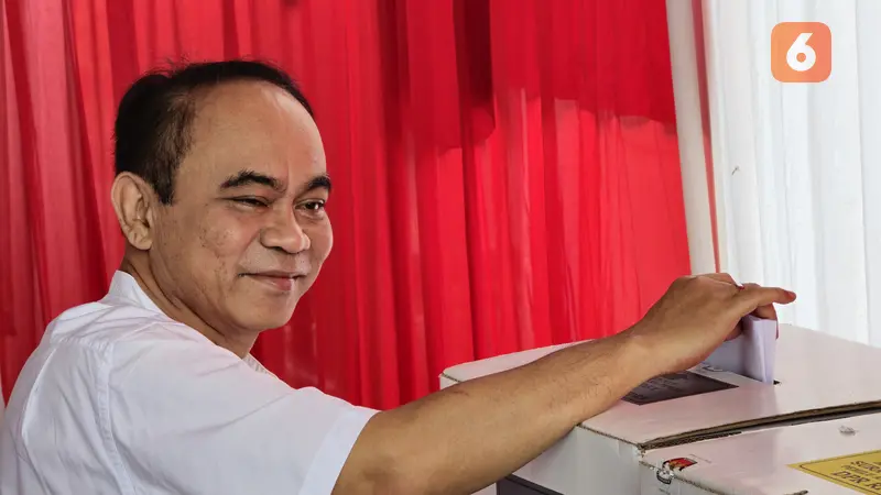 Menkominfo Budi Arie Setiadi menunjukkan surat suara usai mencoblos di TPS 001 Komplek Menteri Taman Widya Chandra Jakarta