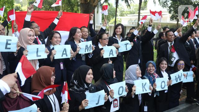 Kibarkan Bendera Merah Putih, Pegawai Istana Lepas Rombongan Jokowi ke Gedung Parlemen