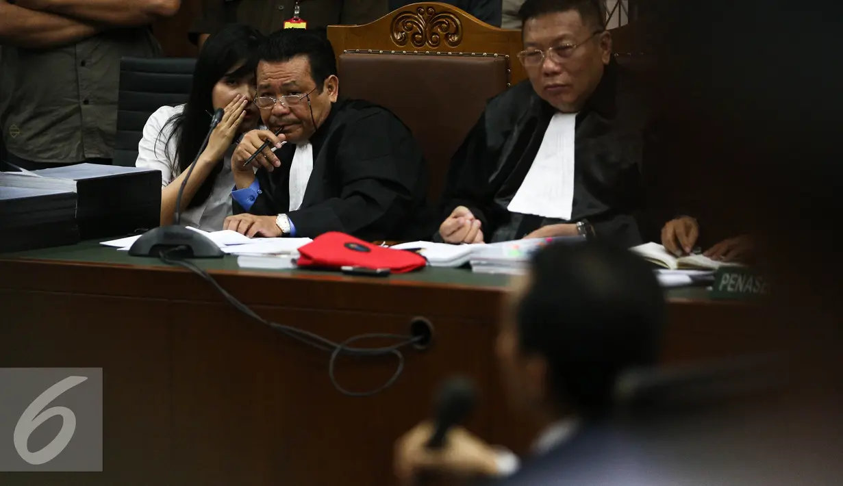 Jessica Kumala Wongso (kiri) berbisik dengan pengacaranya saat mengikuti persidangan lanjutan dengan agenda pemeriksaan saksi di Pengadilan Negeri Jakarta Pusat, Selasa (12/7). (Liputan6.com/Faizal Fanani)