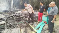 Lokalisasi di Jalan Maredan Pekanbaru dini hari tadi terbakar, meninggalkan misteri meninggalkan salah seorang PSK. (Liputan6.com/ M Syukur)