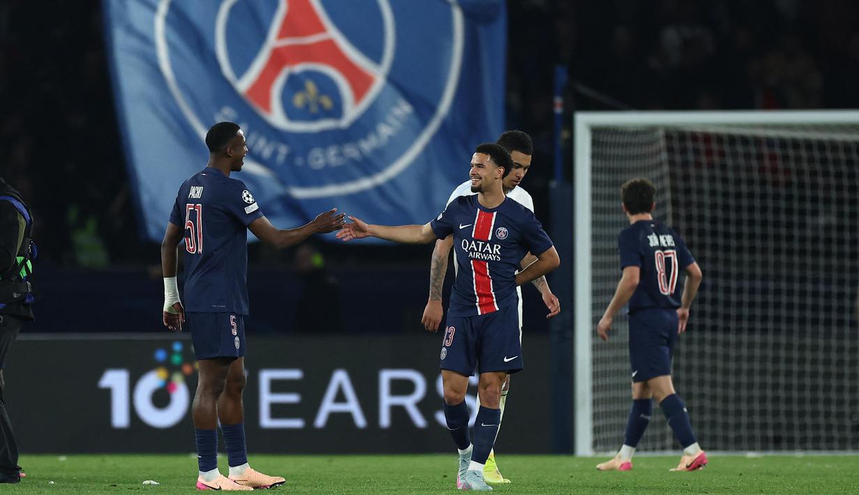 Bek Paris Saint-Germain, Willian Pacho (kiri) dan Warren Zaire-Emery merayakan kemenangan mereka di akhir pertandingan leg pertama babak perempat final Liga Champions 2024/2025 melawan Aston Villa di stadion Parc des Princes, Paris, 9 April 2025 atau Kamis (10/04/2025) dini hari WIB. (FRANCK FIFE/AFP)