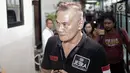 Aktor senior Tio Pakusadewo saat tiba di Pengadilan Negeri Jakarta Selatan, Senin (30/4). Tio Pakusadewo datang dengan mengenakan kaus dari JEERA : Second Chance yang merupakan produk kerajinan lapas. (Liputan6.com/Faizal Fanani)