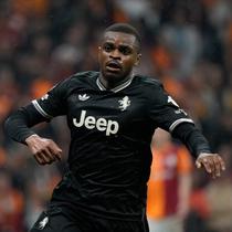 Pemain Juventus Pierre Kalulu berusaha merebut bola pada laga leg pertama play-off Liga Champions antara Galatasaray vs Juventus di Istanbul, Turki, Selasa, 17 Februari 2026. (AP Photo/Khalil Hamra)