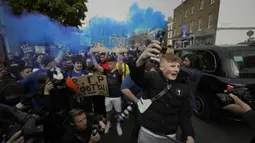 Fans Chelsea melakukan aksi protes menentang keputusan Chelsea ikut serta dalam pembentukan Liga Super Eropa di luar Stadion Stamford Bridge, London, Inggris, Selasa (20/4/2021). Usulan 12 klub membentuk Liga Super Eropa memicu kemarahan dan kecaman hingga humor dan sarkasme. (AP Photo/Matt Dunham)
