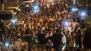 Ribuan warga dan fans Chapecoense memadati jalanan kota saat memperingati satu tahun kecelakaan pesawat Lamia 2933 di Arena Conda stadium, Chapeco, Santa Catarina, Brasil, (28/11/2017). Sekitar 19 pemain Chapecoense meninggal. (AFP/Nelson Meida)