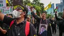 Aksi tersebut menjadi bentuk dukungan terhadap perjuangan rakyat Palestina di Gaza. Tampak dalam foto, seorang pria memegang plakat bergambar pemimpin tertinggi Iran, Ayatollah Ali Khamenei yang gugur dalam serangan Amerika Serikat dan Israel pada akhir Februari lalu, selama berunjuk rasa memperingati Hari Al-Quds, di Surabaya, Jawa Timur, Jumat (13/3/2026). (Juni KRISWANTO/AFP)