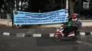 Spanduk sosialiasi dipasang untuk pemberitahuan rekayasa lalu lintas di Jalan Proklamasi, Jakarta, Senin (16/4). Rekayasa lalu lintas ini juga diberlakukan dengan adanya penyesuaian traffic light di Simpang Megaria, Cikini. (Liputan6.com/Arya Manggala)