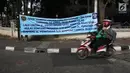 Spanduk sosialiasi dipasang untuk pemberitahuan rekayasa lalu lintas di Jalan Proklamasi, Jakarta, Senin (16/4). Rekayasa lalu lintas ini juga diberlakukan dengan adanya penyesuaian traffic light di Simpang Megaria, Cikini. (Liputan6.com/Arya Manggala)
