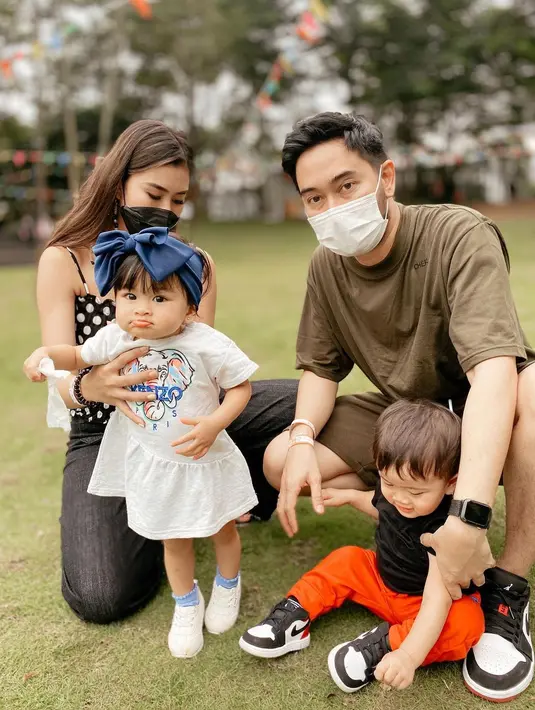 Ke depannya, tentu Syahnaz inginkan yang terbaik untuk kedua anaknya. Untuk itu, sejak dini ia sudah mulai menanamkan kebaikan. Salah satu contohnya adalah melatih untuk mengucapkan terimakasih. (Instagram/syahnazs)