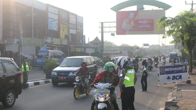 Petugas di titik check point memberi teguran kepada pengendara yang melanggar aturan PSB