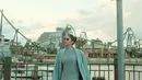 Liburan di Jepang, Azizah Salsha padukan kniteed mini dress dan wool long coat sky blue. Tampilan cerahnya dipadu dengan stocking hitam [@azizahsalsha_]