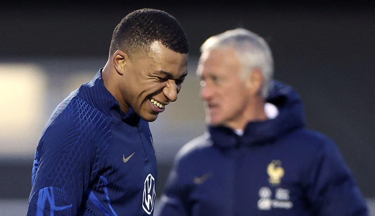 Pemain Timnas Prancis, Kylian Mbappe saat berlatih menjelang Kualifikasi Euro 2024 di Clairefontaine-en-Yvelines pada 21 Maret 2023. Mbappe akan memulai debut sebagai kapten Les Bleus pada 25 Maret 2023 saat melawan Belanda. (AFP/Franck Fife)
