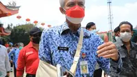 Saat secara langsung mematau pelaksaan Vaksinasi massal di Sampokhong Semarang (Foto : Humas Pemprov Jateng)