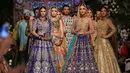 Para model mengenakan pakaian tradisional Pakistan rancangan desainer Nomi Ansari selama peragaan busana yang digelar oleh Loreal Paris Pakistan Fashion Design Council di Lahore, Selasa (4/9). (AP Photo / K.M Chaudary)