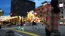Seorang wanita memotret lentera-lentera cantik yang dinyalakan untuk menyambut Festival Tengah Musim Gugur di kawasan Pecinan, Singapura (29/9/2020). Tahun ini, festival tersebut jatuh pada 1 Oktober. (Xinhua/Then Chih Wey)