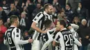 Pemain Juventus merayakan gol Mario Mandzukic ke gawang klub sekota mereka, Torino dalam lanjutan Coppa Italia di Stadion Allianz, Rabu (3/1). Juventus menang dengan skor akhir 2-0 atas klub sekota mereka, Torino. (Andrea Di Marco/ANSA via AP)