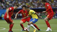 Striker Brasil, Neymar, berusaha lolos dari kepungan pemain Belgia pada laga perempat final Piala Dunia di Kazan Arena, Kazan, Jumat (6/7/2018). Belgia menang 2-1 atas Brasil. (AP/Eduardo Verdugo)