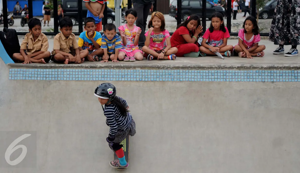 Seorang anak bermain skate board di RTH dan RPTRA Kalijodo di Jakarta, Rabu (22/2). RTH dan RPTRA Kalijodo diresmikan langsung oleh Gubernur DKI Jakarta Basuki Tjahaja Purnama. (Liputan6.com/Gempur M Surya)