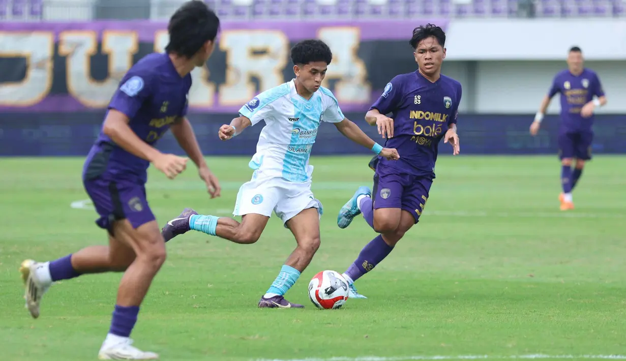 Kemenangan ini memutus tren negatif Pendekar Cisadane yang sebelumnya menelan dua kekalahan beruntun. Tampak dalam foto, pemain Persita mencoba melewati kawalan dua pemain PSBS Biak saat bertanding pada laga pekan ke-21 BRI Super League 2025/2026 di Stadion Indomilk Arena, Tangerang, Banten, Senin (16/2/2026). (Bola.com/M Iqbal Ichsan)