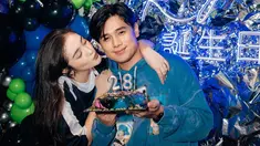 Lebih dari 3 tahun berpacaran, Rayn Wijaya dan Ranty Maria terlihat semakin mesra. Pasangan kekasih selebriti itu pun menjadi sorotan di pesta ultah Rayn. Bahkan, potret hingga video momen hari spesial itu diunggah di laman Instagram milik Ranty. Ia tampak berpose mencium Rayn, yang sedang memegang kue ultah sambil tersenyum ke arah kamera. (Liputan6.com/IG/@rantymaria)