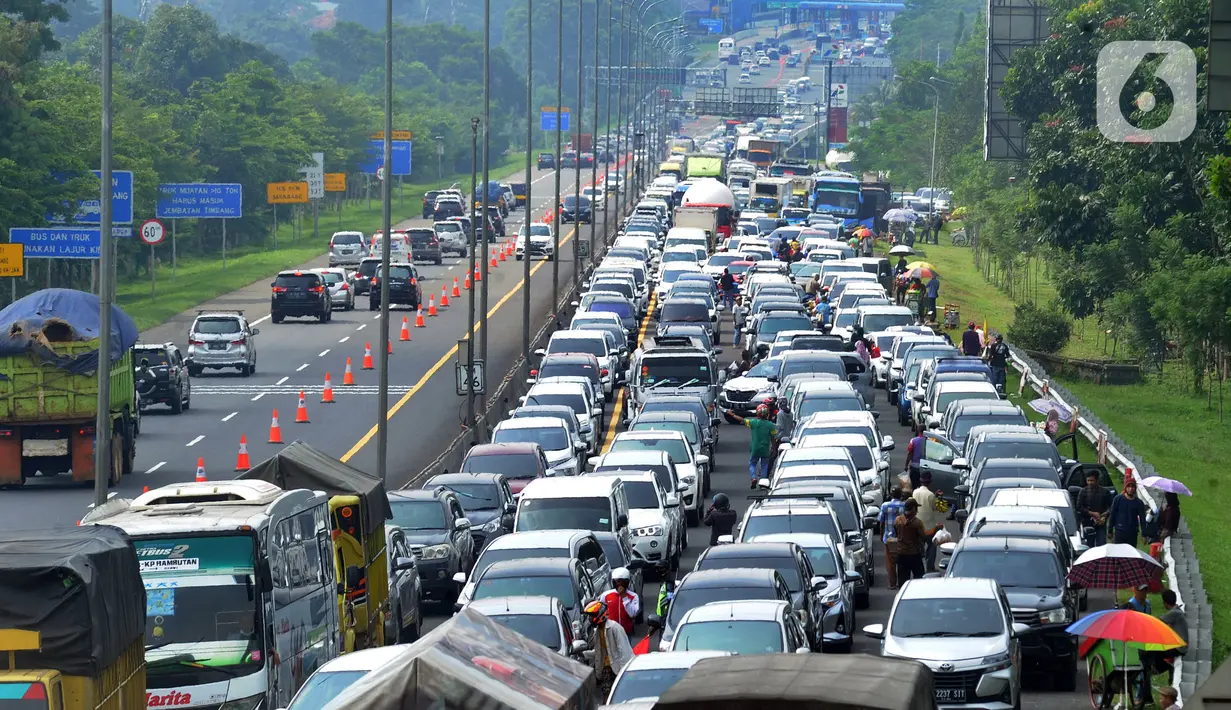 Kendaraan antre menunggu dibukanya jalur menuju kawasan Puncak dan sekitarnya di pintu keluar Tol Gadog, Ciawi, Bogor, Jawa Barat, Kamis (29/10/2020). Libur panjang dimanfaatkan warga Ibu Kota untuk mengisi liburan. (merdeka.com/Arie Basuki)