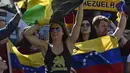 Pendukung Jamaica dan Venezuela menunggu pertandingan dimulai pada Copa America Centenario 2016 di Chicago, Illinois, Amerika Serikat, (5/6). (AFP PHOTO/OMAR TORRES)