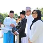 Gubernur Jawa Barat Ridwan Kamil memberikan hadiah kepada para juara lomba Musabaqah Qira'atil Kutub (MQK) tingkat Provinsi Jawa Barat.