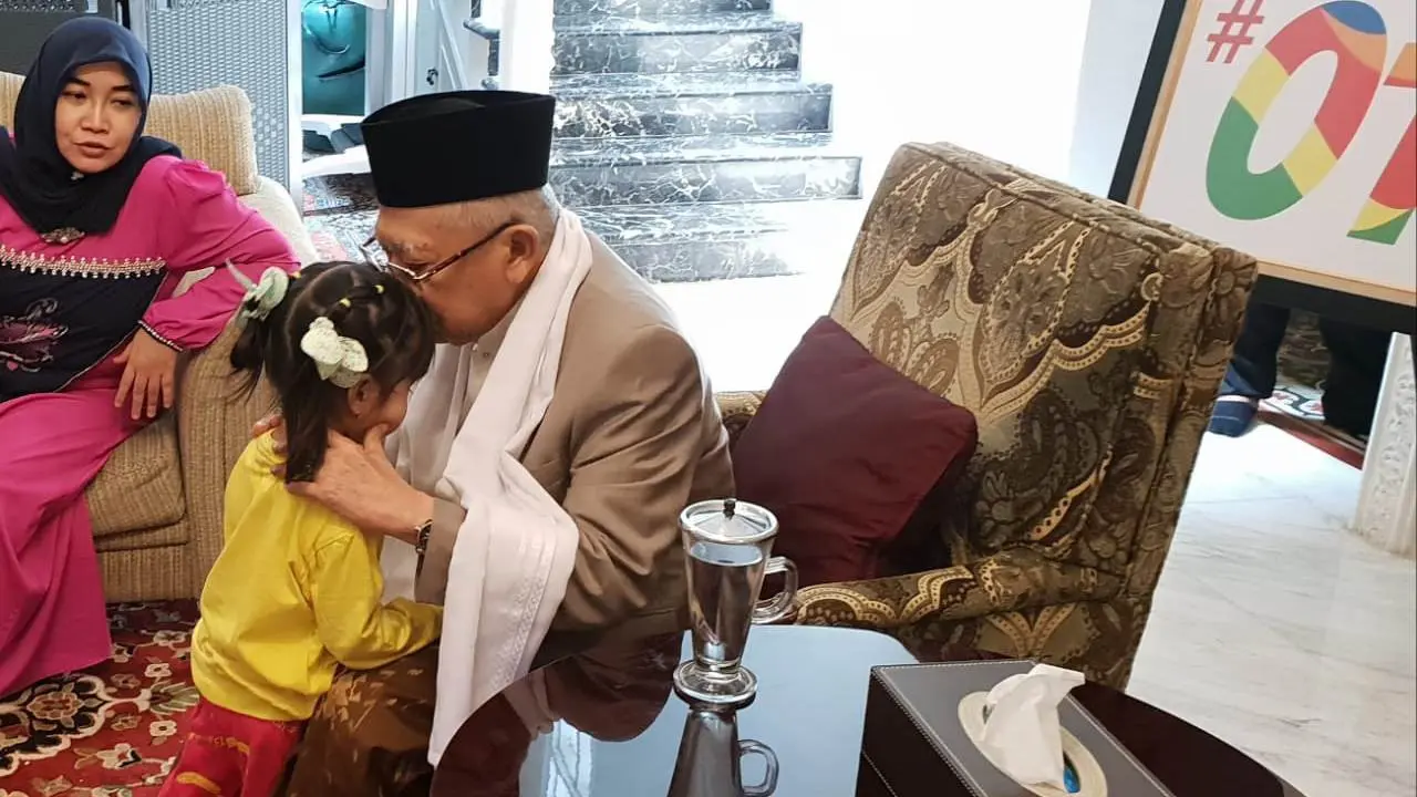 Ma'ruf Amin bermain dengan cucunya. (Liputan6.com/Putu Merta Surya Putra)