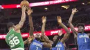Pebasket Boston Celtics, Marcus Smart, berebut rebound dengan pebasket Orlando Magic pada laga NBA di Amway Center, Orlando, Minggu (5/11/2017). Magic kalah 88-104 dari Celtics. (AP/Willie J Allen Jr)