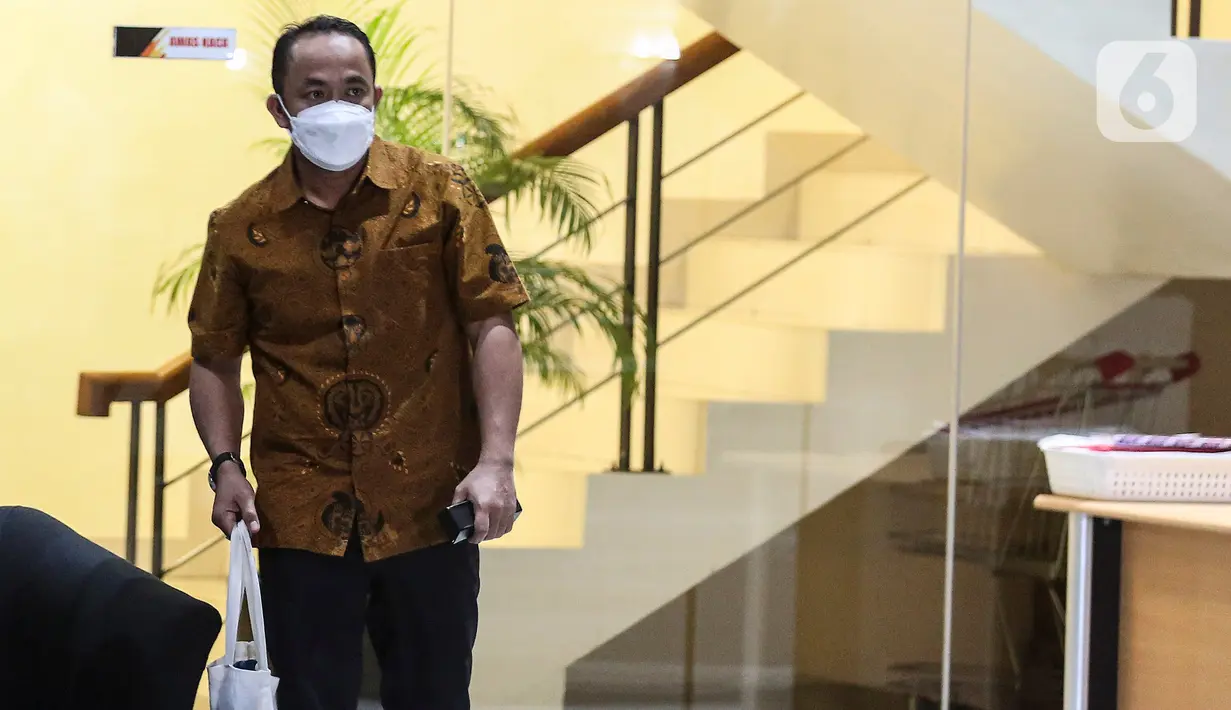 M Idris Froyoto Sihite selaku Pelaksana harian (Plh) Dirjen Minerba atau Kepala Biro Hukum Kementerian ESDM usai menjalani pemeriksaan di Gedung KPK Merah Putih, Kuningan, Jakarta Selatan, Senin (3/4/2023). (Liputan6.com/Johan Tallo)