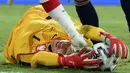 Wojciech Szczesny diharapkan jadi dewa pelindung Polandia, tetapi Szczesny tidak bisa mewujudkan hal tersebut. Kurang impresifnya performa Szczesny berdampak pada penampilan Polandia secara keseluruhan. (Foto: AP/Pool/Lluis Gene)